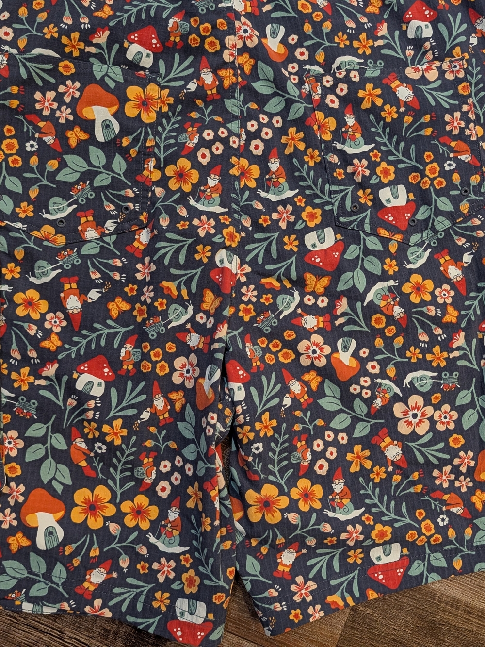 Duluth Heirloom Gardening Short Overalls Knome Mushroom Floral Snail Sz XL - Picture 7 of 16